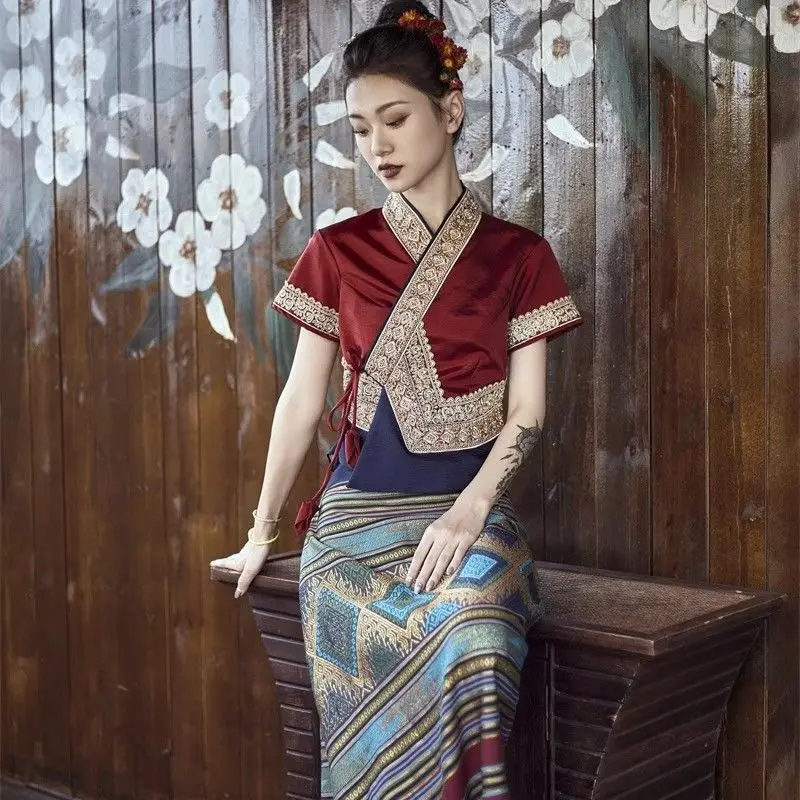 A Chinese Dai ethnic group wine red seven-quarter sleeve skirt and Southeast Asian-style ethnic costume set
