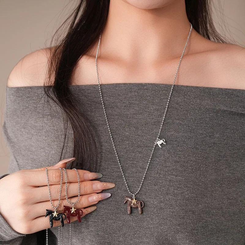 Collares con colgante de caballo Colt para mujer, esmalte de Color negro dulce, cuentas de aleación, cadena para suéter, regalos de joyería