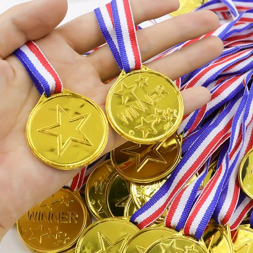 Imagen 2 del producto 20 piezas de plástico, premio ganador de oro, medallas doradas, recuerdos de fiesta de cumpleaños para niños, juguetes de premio de juego deportivo, relleno de piñata de fútbol