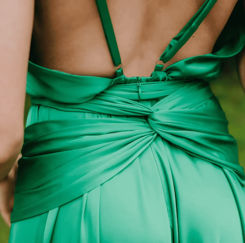 Vestido longo verde personalizado com suspensório elegante e design com decote em V profundo com elementos sem costas e decoração de gravata na cintura