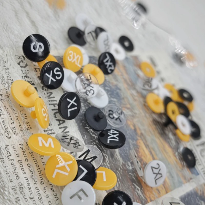 500 Sets/Lot Kreative Größenschnallen-Knöpfe mit Buchstaben S M L 2-in-1 Kleidungsmarkierung Nähzubehör