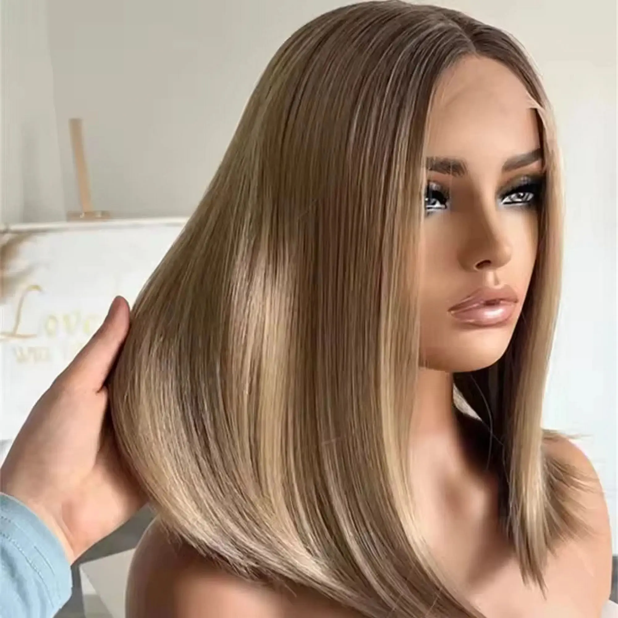 

Новый стиль: роскошный синтетический парик с кружевной передней частью, короткий прямой парик-боб с челкой посередине, с мелированием светло-коричневого цвета, без клея, готовый к носке