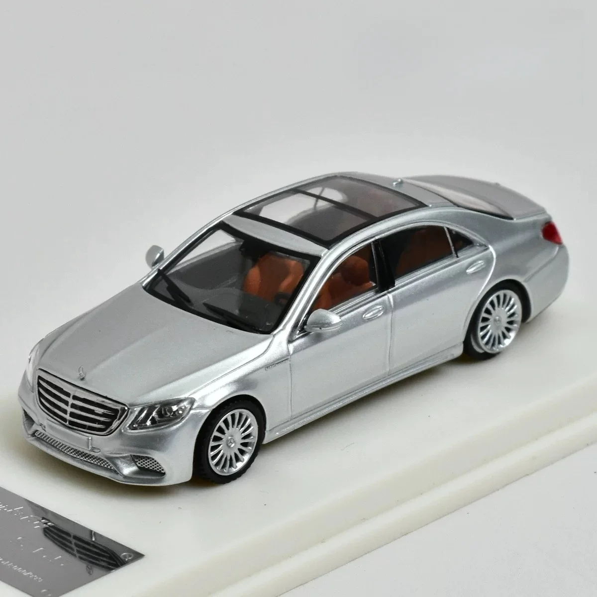 

KM 1:64 W222 S65 simulation alloy car model