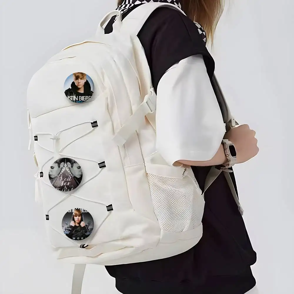 J-Justin B-Bieber شارات المغني شارة رائعة مستديرة دبابيس الإبداعية للملابس قبعة ظهره هدية اكسسوارات