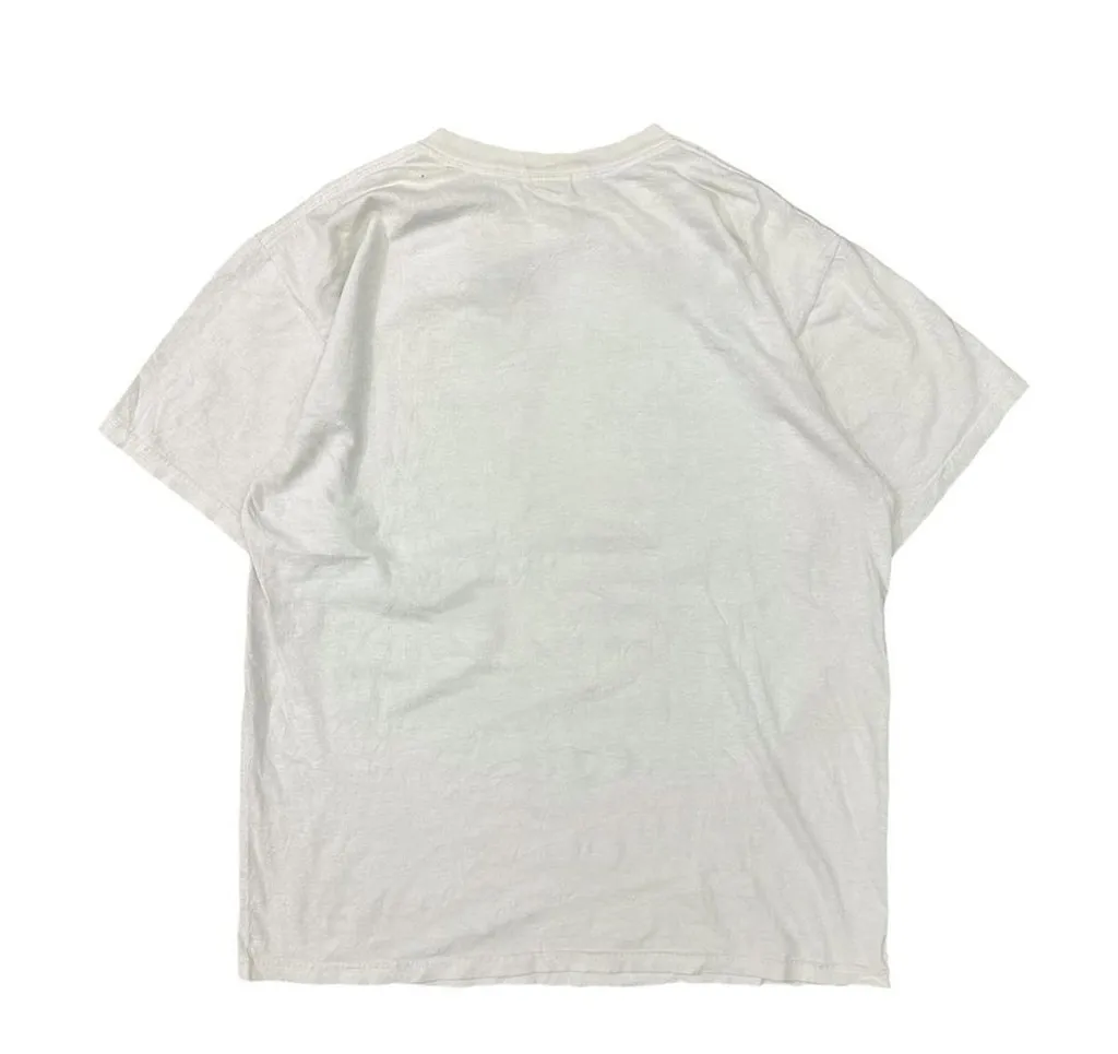 ملصق الفيلم لـ "دوني داركو" مستوحى من طباعة تي شيرت أسود للجنسين، مما يخلق مظهرًا كاجوالًا يوميًا #5