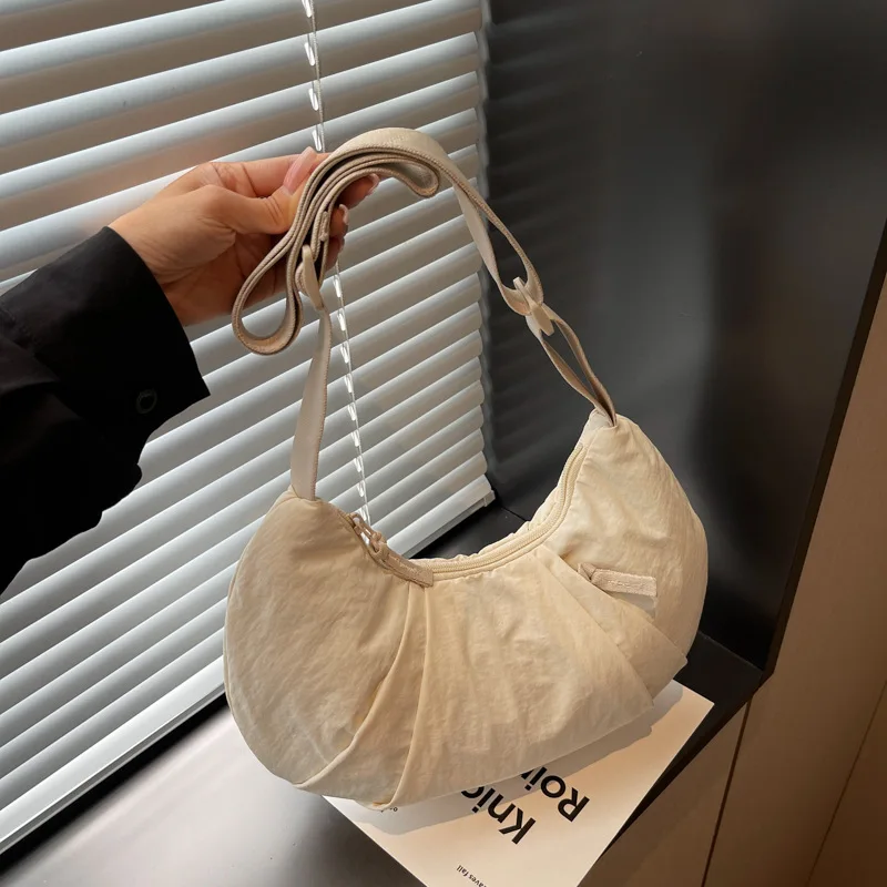 حقيبة هوبو جديدة للترفيه من التجاعيد خفيفة الوزن وبسيطة ومتعددة الاستخدامات حقيبة كروس كاجوال بلون نقي حقيبة كتف كاجوال للمدرب