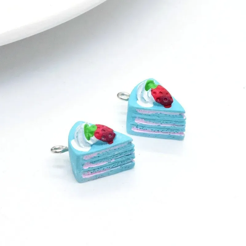 10 Stück/Packung 3D-Harz-Schichtkuchen-Anhänger, niedliche Erdbeer-Kuchen-Imitationsanhänger für Ohrringe, Armbänder, DIY-Schmuckgeschenk – Detail 3