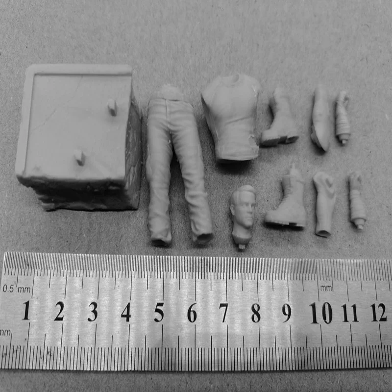 1/24 스케일 수지 그림 지붕에 다친 잘 생긴 남자 조립 모델 키트 조립되지 않은 도색되지 않은 3D 인쇄 장난감