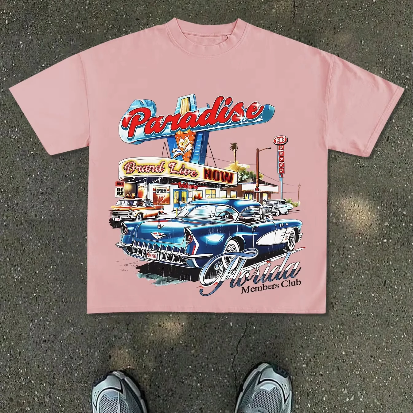 Neues Herren-T-Shirt im Y2K-Modedesign, mit weißem Grund und amerikanischem Stil: Das auffällige Design.