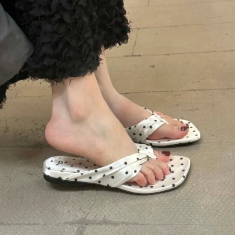 

Новые летние женские модные шлепанцы с клипсовым ремешком на подошве, нескользящие, износостойкие