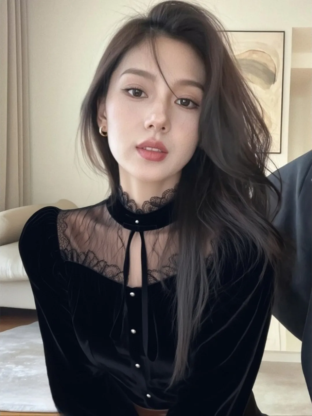 

Черная бархатная блузка с кружевными вставками для женщин, весна 2026: элегантная, уникальная, красивая, для многослойных образов, приятная к телу, дышащая