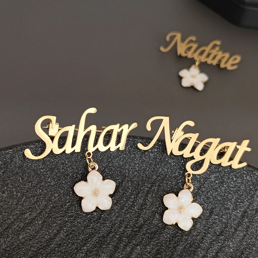 

Customized Personalized High Quality Flower Couple Name Pendant Brooch Stainless Steel Souvenir Weddings Brooch Jewelry Gifts