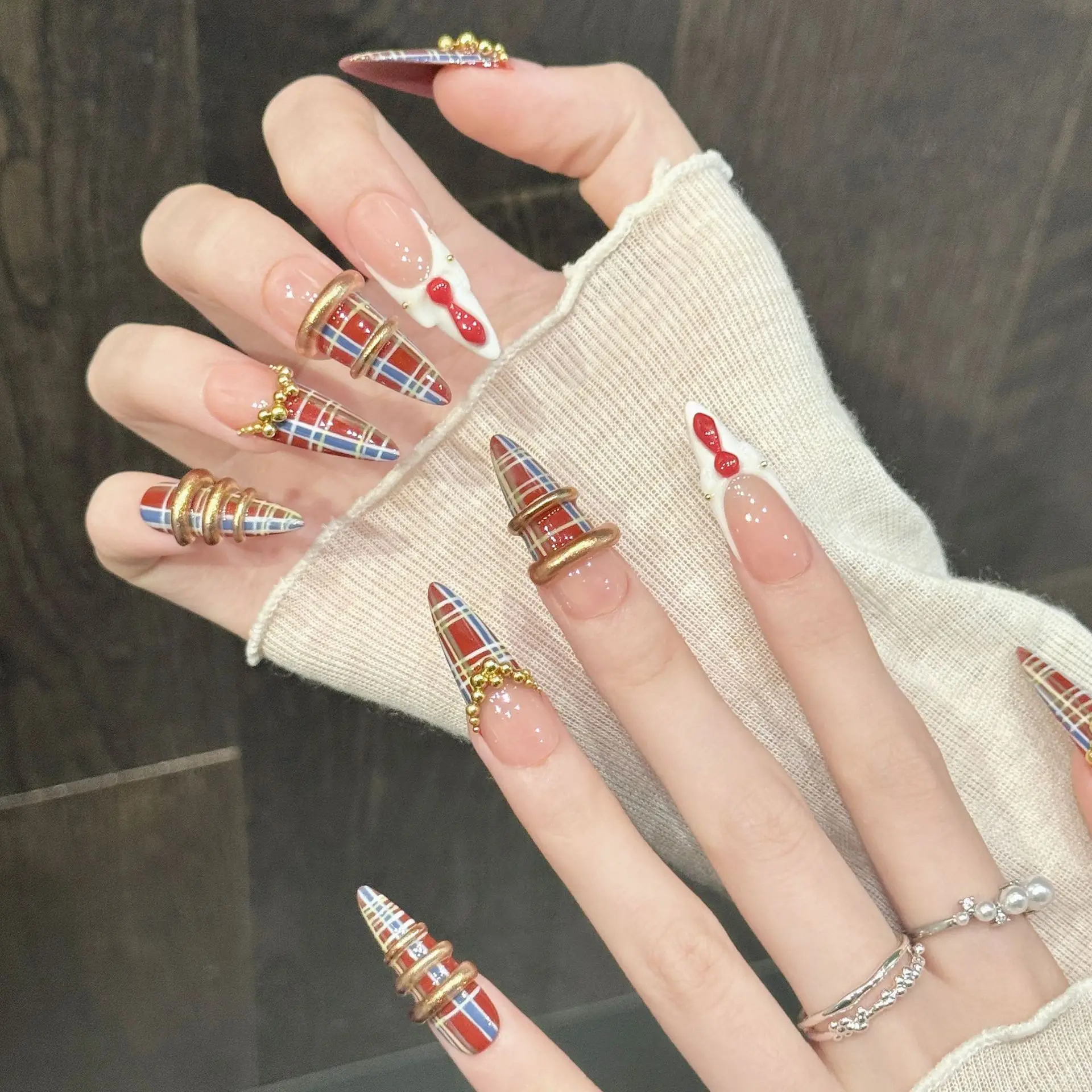 10pcs Handmade Pressed Long Pointed Nail Art,Nice Fake Nails,Luxurious Red Plaid Retro College Style With Gold Decoration