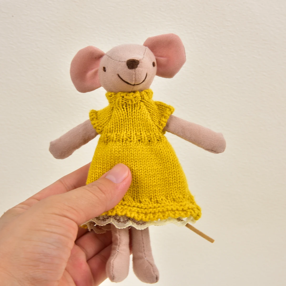 H-13Cm/15Cm 노란색 스웨터 스커트가 있는 변경 가능한 마우스가 있는 놀이 집 장난감