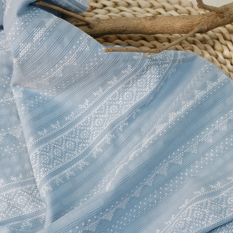 立体的なストライプ柄のジャカード織り生地を使用した女性用100％綿の衣類