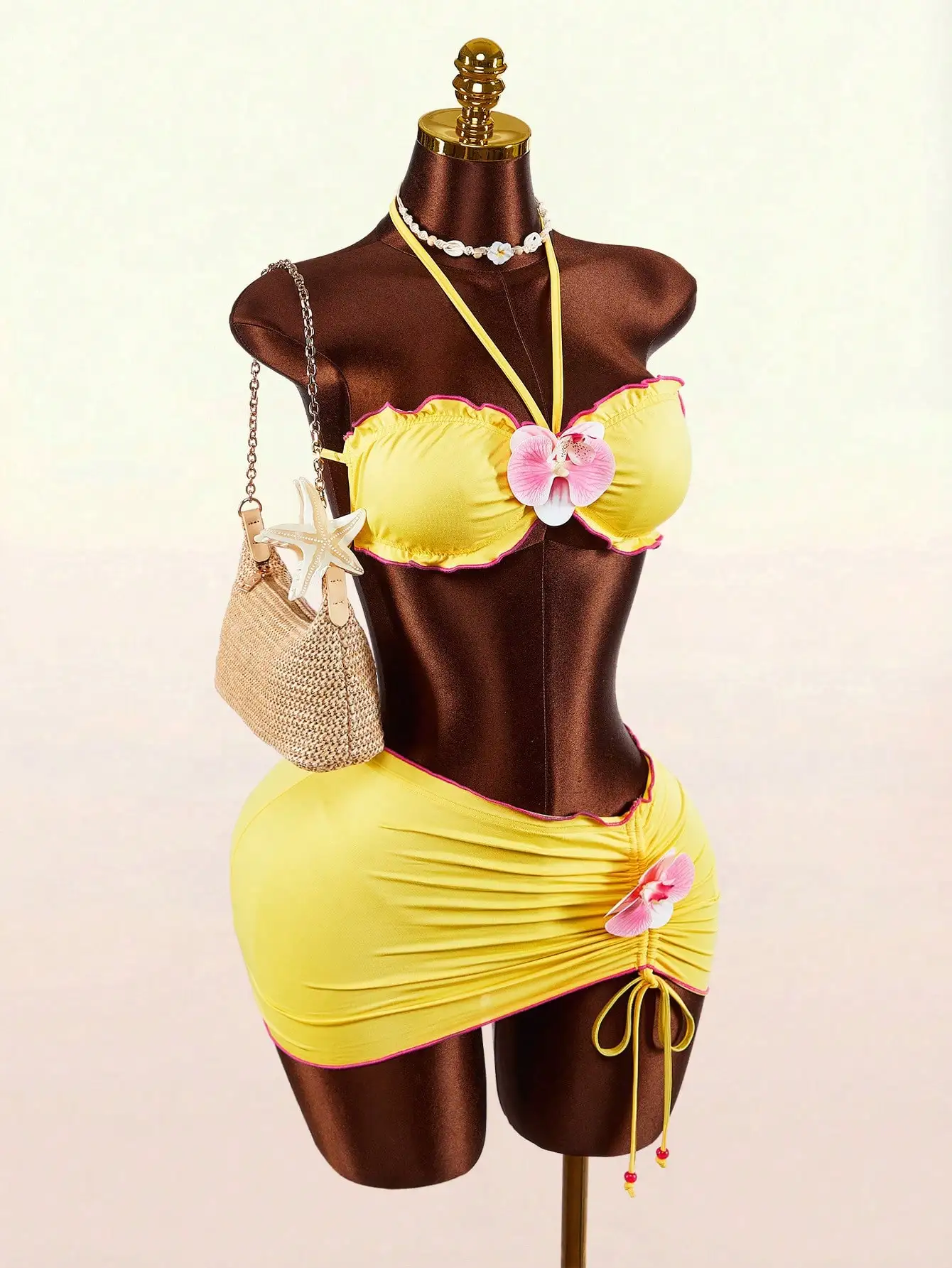 

Желтый комплект бикини с цветочным принтом, оборками и завязками на шее, с юбкой на завязках на талии