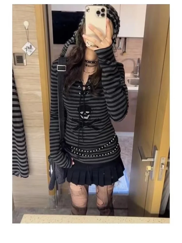 Damen Gothic Punk Gestreiftes Langarm-Oberteil mit V-Ausschnitt, Schnürung, Totenkopf-Applikation, Slim Fit, Emo Grunge Alt Streetwear T-Shirt – Detail 6
