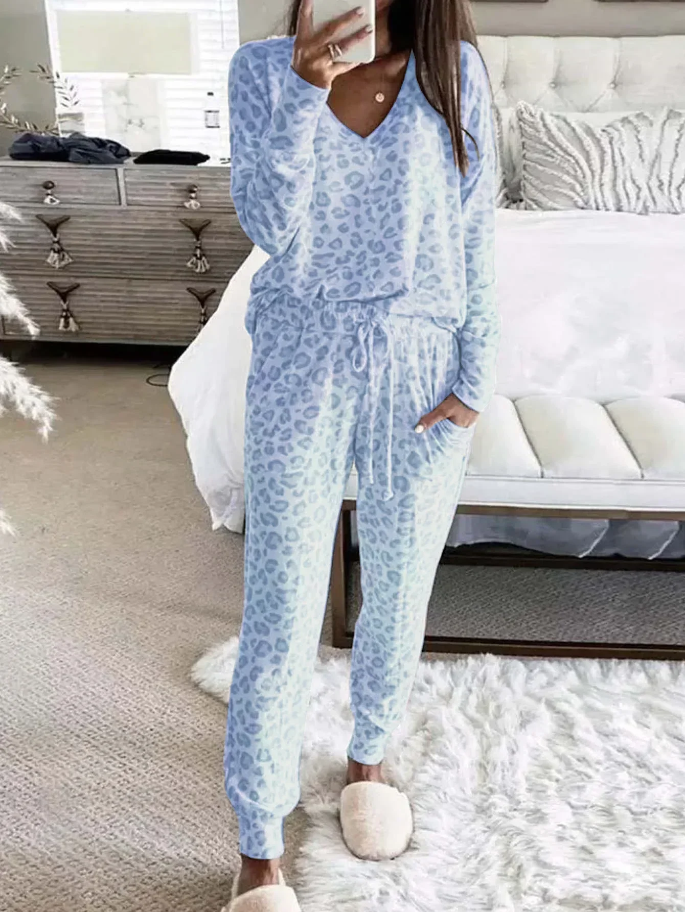 New autumn and winter V-neck printed long sleeved top, long pants for home wear, loose leopard print pajamas set.