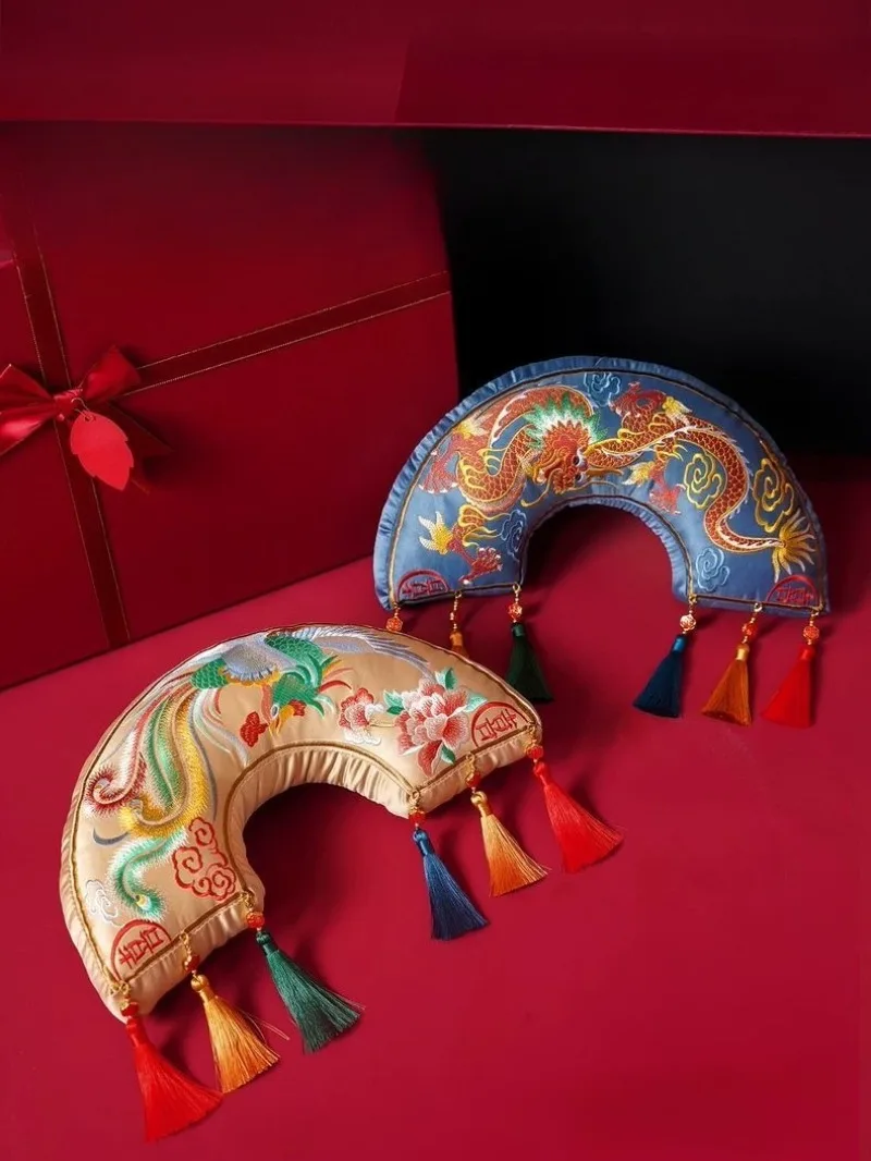 concentric pillows, embroidery high-end newlyweds, practical gifts for newcomers, bride girlfriends, engagement gifts