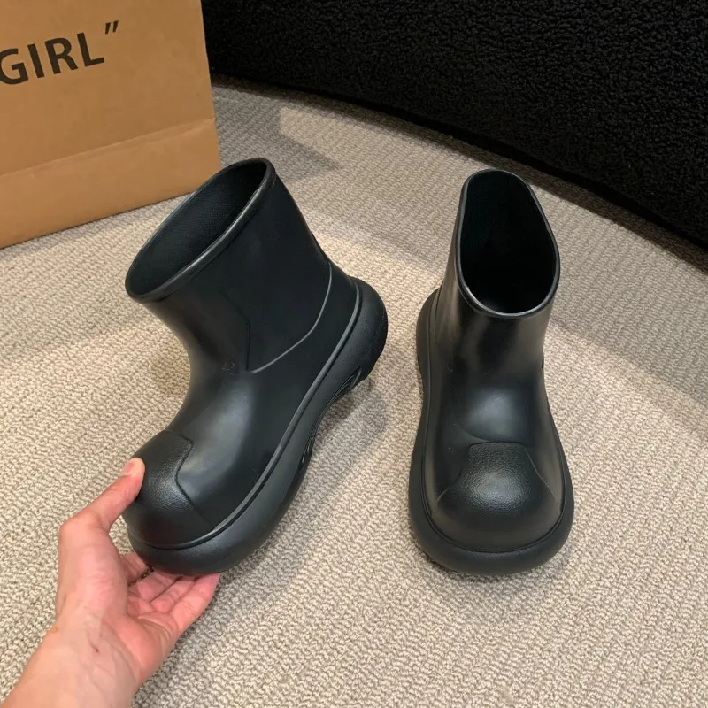 Internet famous rain shoes for women 2024 new clown shoes, wearing thick soled waterproof and anti slip rain boots for women