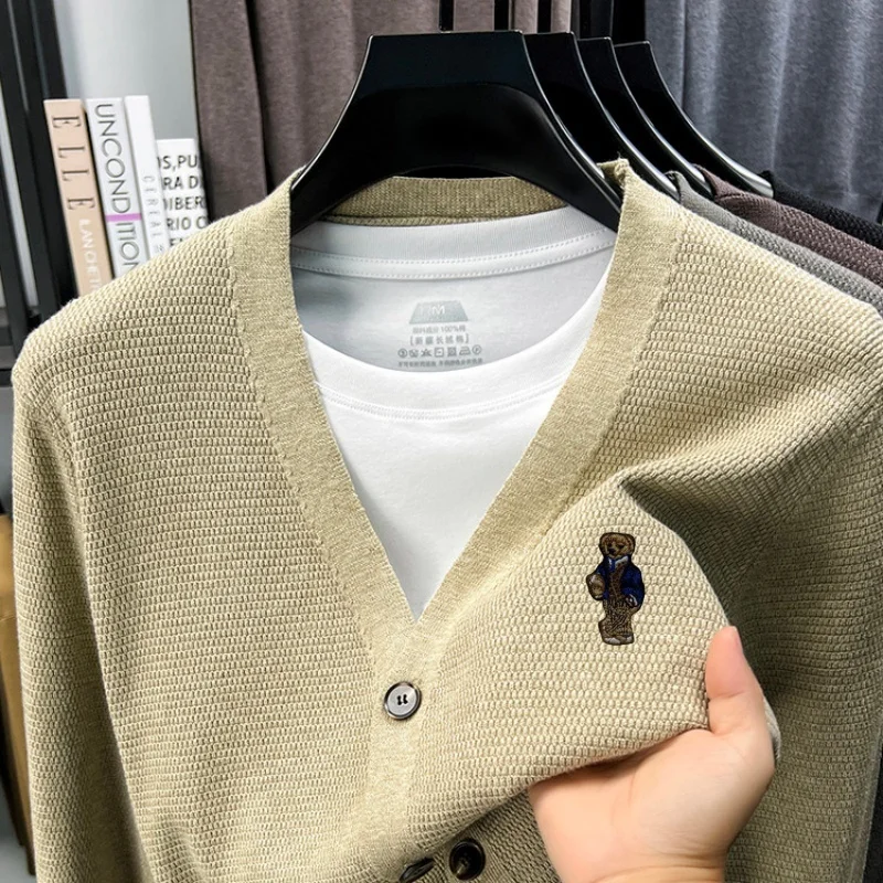 Neuer Herbst-Winter-Trend: Herren-Strickpullover mit Stickerei, Hochwertiger Cardigan mit Knöpfen, Komfortabler V-Ausschnitt, Lässige Business-Herrenbekleidung – Detail 3