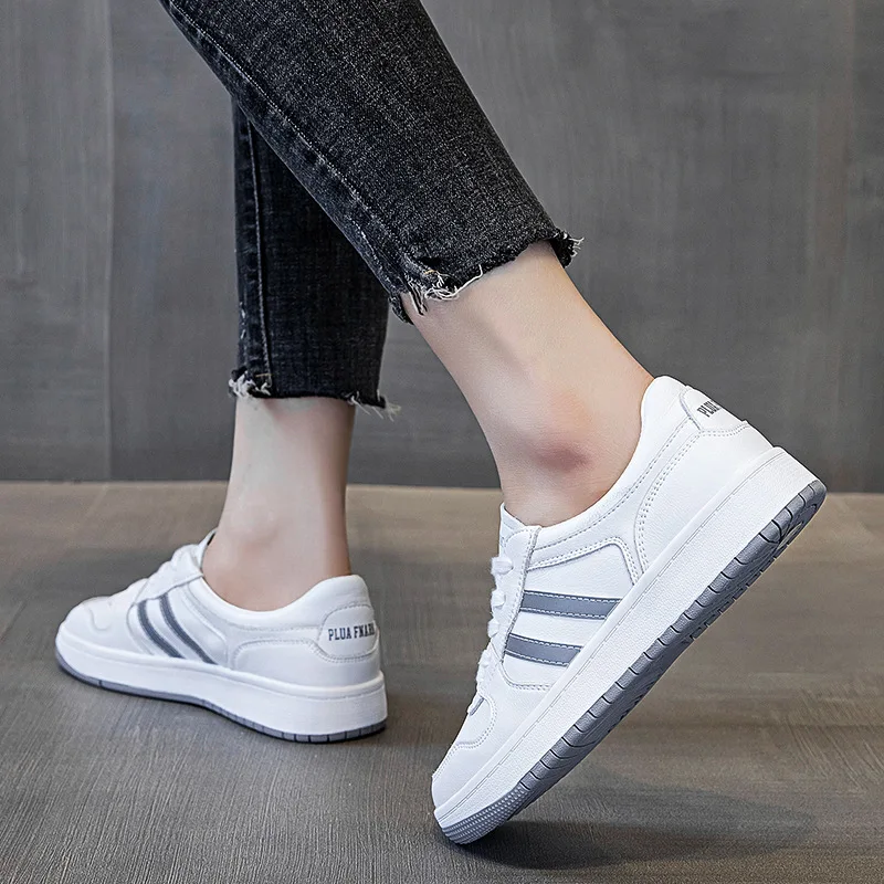 Sneakers di tendenza da donna in pelle crosta moda primavera autunno scarpe sportive da passeggio all\'aperto scarpe stringate bianche traspiranti