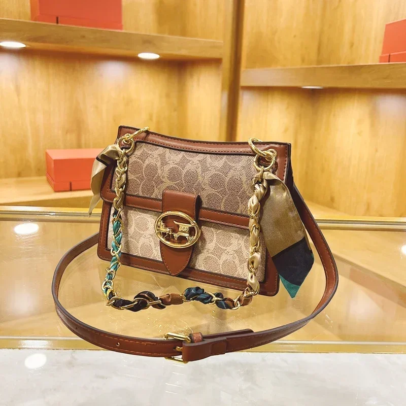 

Шикарный клатч в стиле парижского дизайнера — тонкая минималистичная сумка через плечо с золотистым логотипом и ремешком-цепочкой