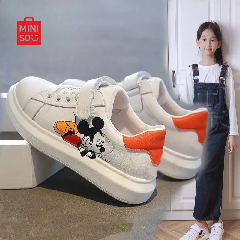 أحذية Miniso 2025 ميكي ماوس للفتيات، أحذية رياضية بيضاء من الجلد الطبيعي للأطفال على الطراز الكوري ملابس غير رسمية