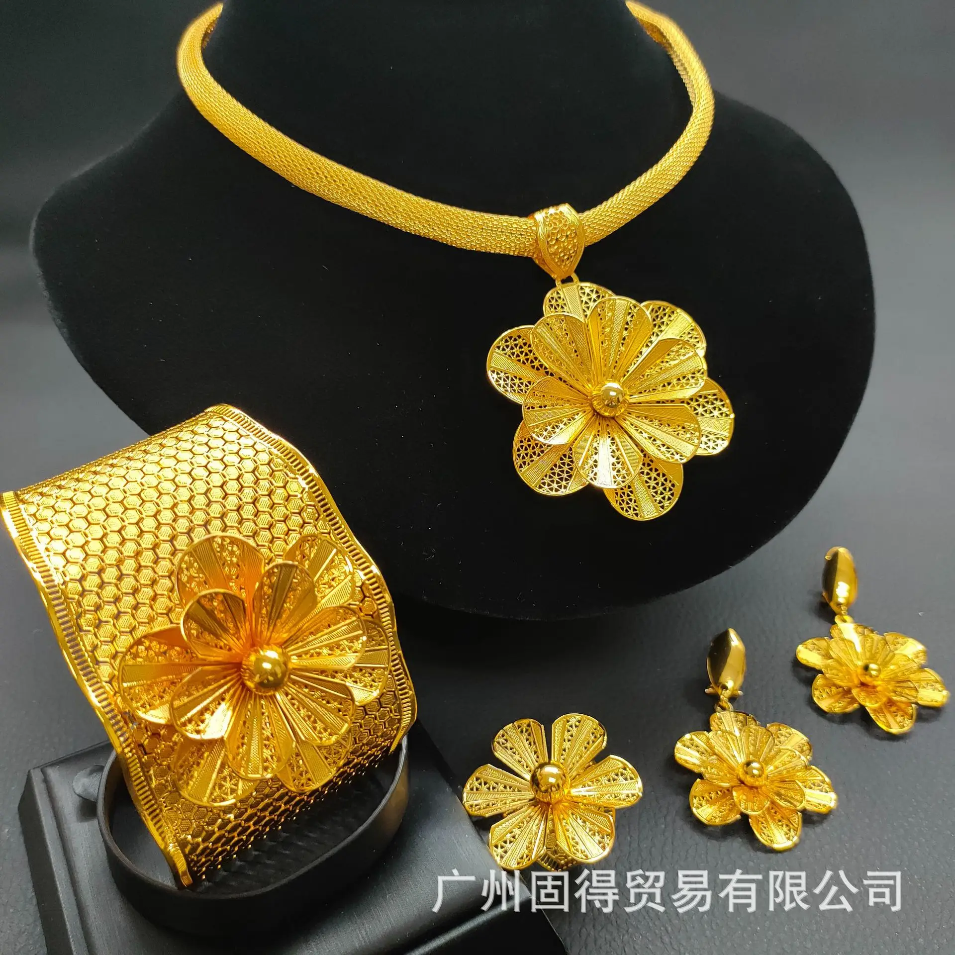 Middle East 24k gold-plated brass flower pendants bracelets earrings rings 4pcs set for foreign trade jewelry