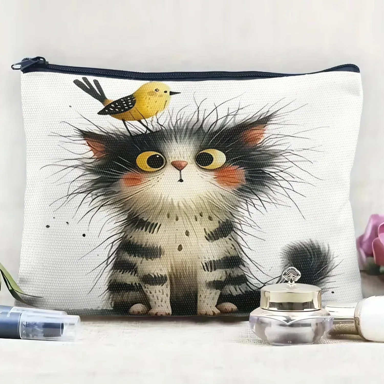 Adorabile borsa per il trucco con stampa di gatti. Scena accogliente del soggiorno con gatti e dettagli floreali. Borse per cosmetici e articoli da toilette da viaggio