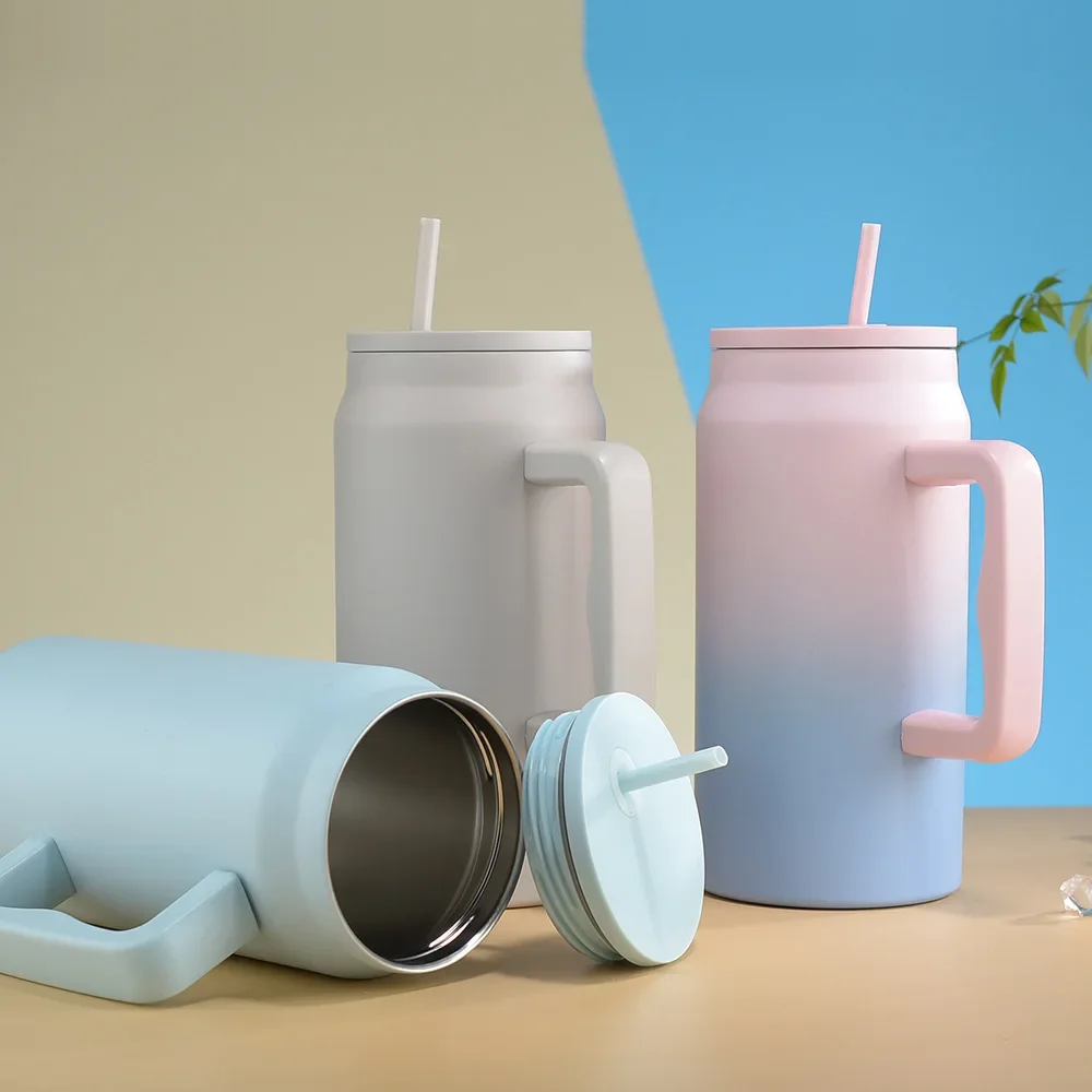 كوب سيارة محمول بسعة كبيرة قابل للتخصيص 50 أونصة من الفولاذ المقاوم للصدأ معزول زجاجة مياه مع شفاطة للمشروبات الساخنة والباردة