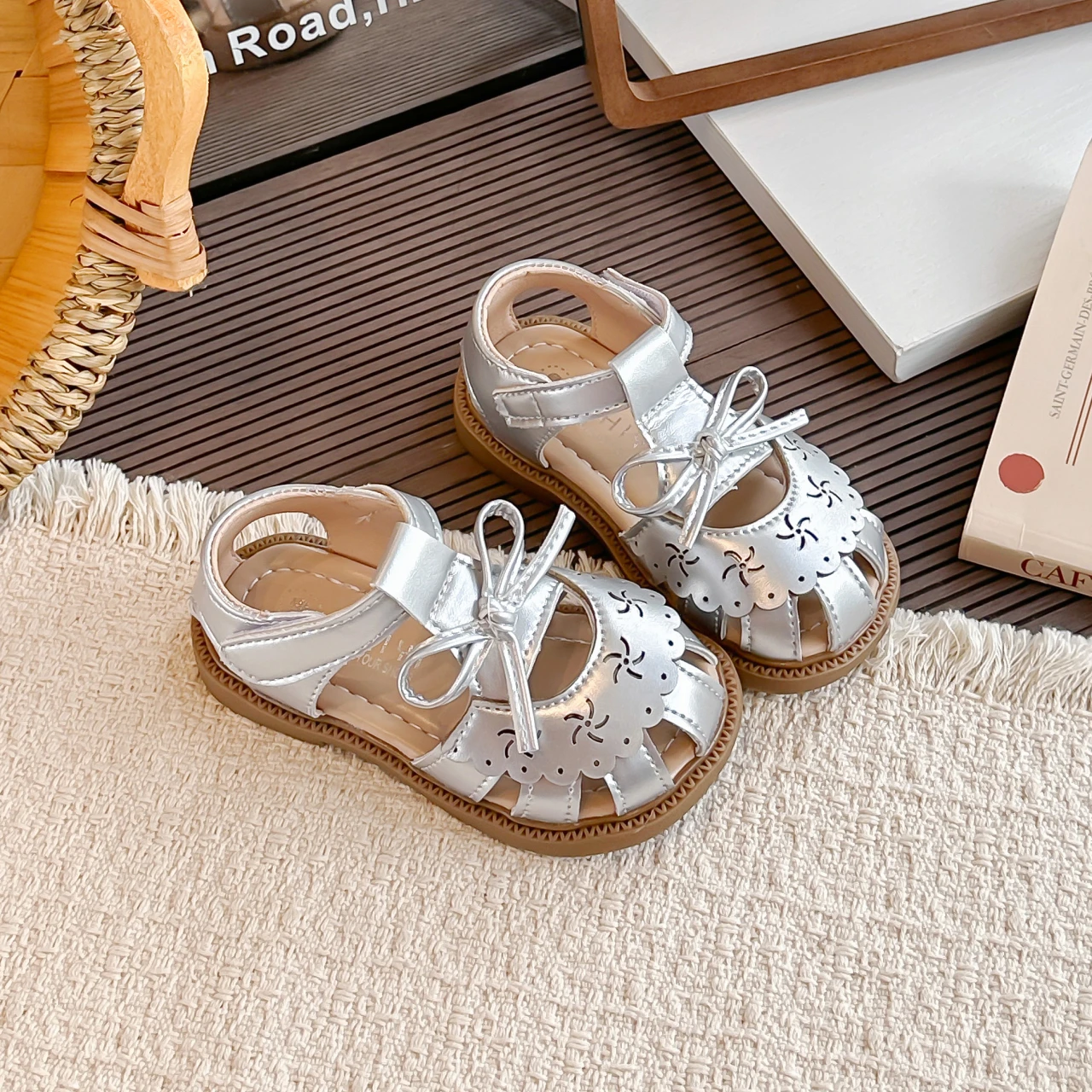 Girls Summer Sandals Bowknot Hollow Out Hook & Loop Soft Sole Kids Beach Shoes Princess Dress Sandals Non-slip Toddler Footwear