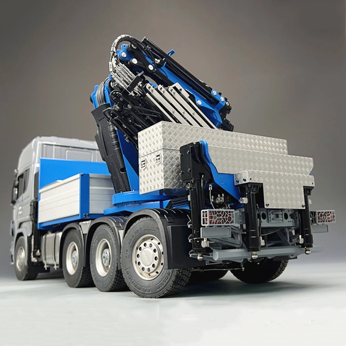 1/14 8X8 RC Hydraulic Trailer Crane Metal Model F1650 Truck Mounted Crane RTR Version Construction Machinery Crane Model