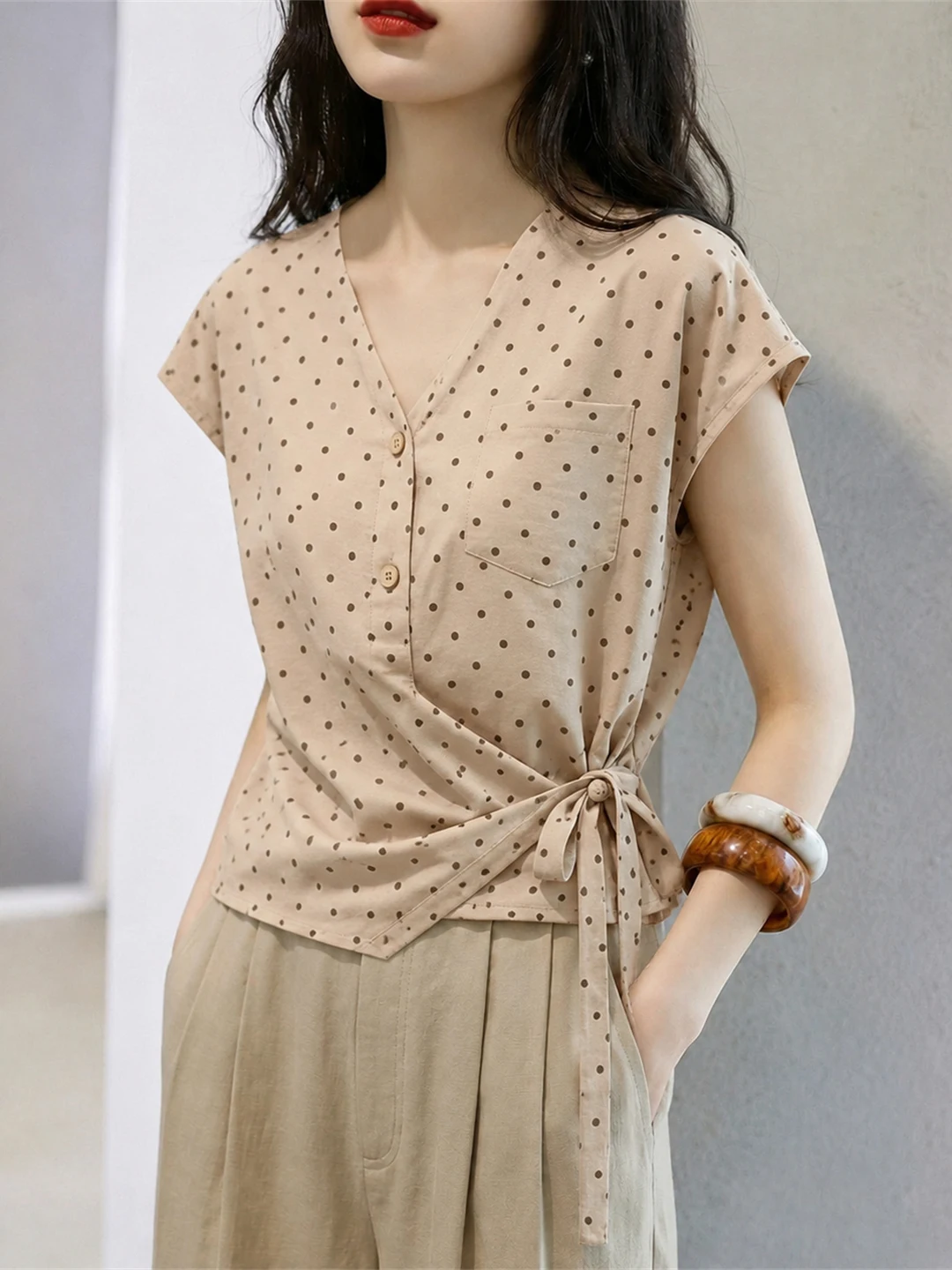 

Korean Style Short Sleeve V-Neck Polka Dot Fashion Shirt Slimming Versatile Top for Summer 2026 Commute Inspired Women's Shirt