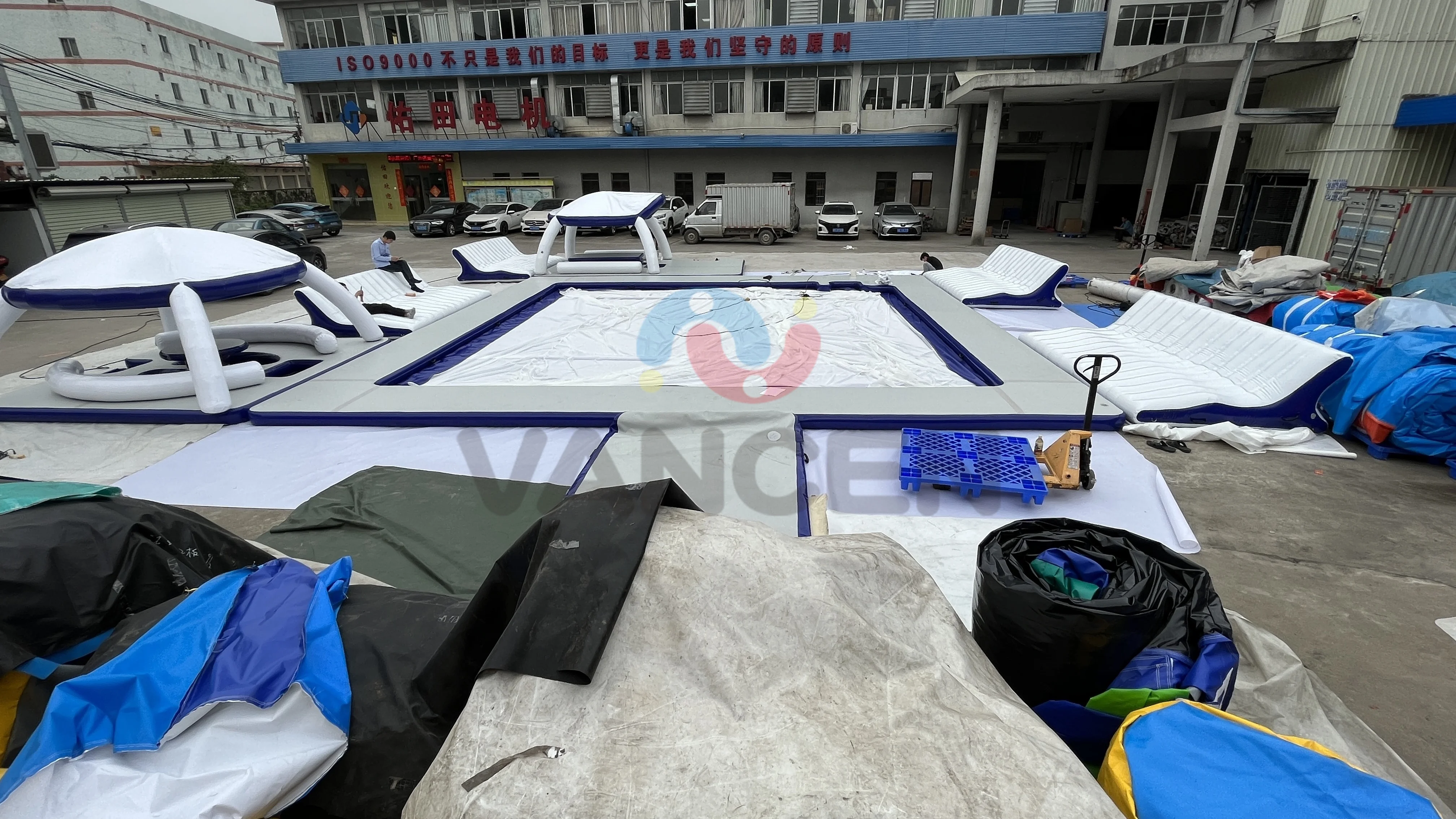 Summer Water Entertainment Equipment Inflatable Island With Tent Drop Stitch PVC Inflatable Platform Floating Dock With Ladder