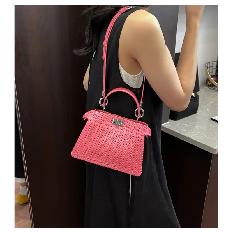 

A niche high-end woven bag with a feminine temperament and versatile buckle, a textured commuter shoulder crossbody bag