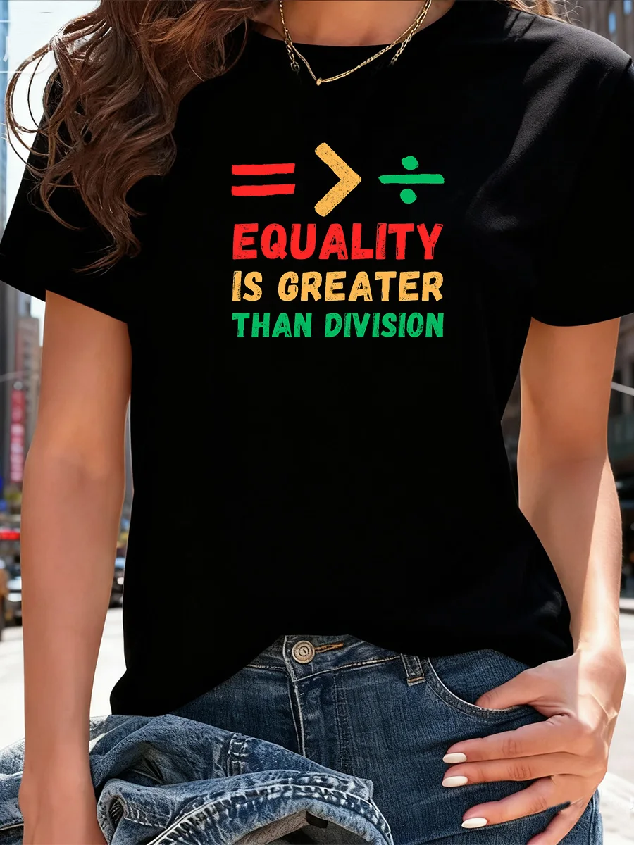 Czarna koszulka z krótkim rękawem i nadrukiem symbole matematycznego oznaczenia: Równość jest większa niż rozdzielenie, okrągły dekolt, codzienna bluzka do noszenia na co dzień.