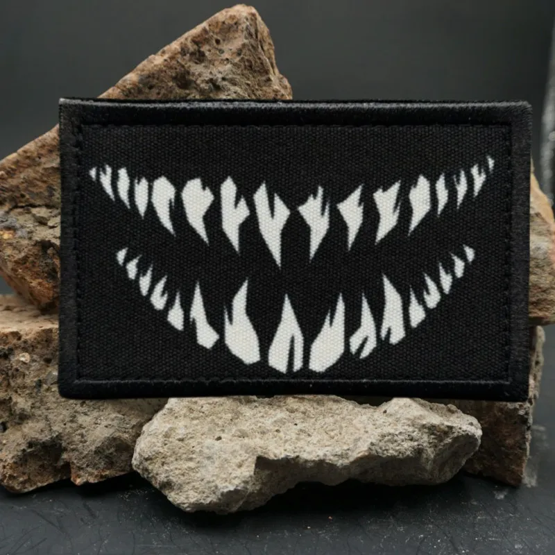 Demon Fangs Militärischer taktischer Aufnäher, Moralabzeichen, Armband, für Kleidung, Hut, Rucksack, taktische Ausrüstung, Klettverschluss