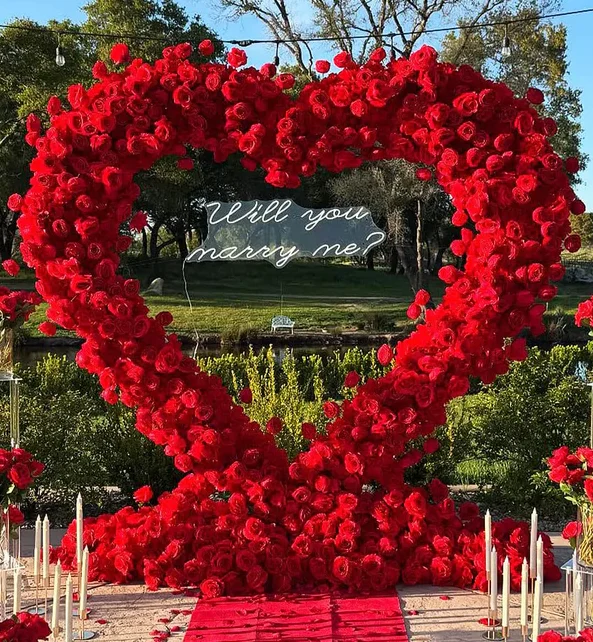 

Artificial Proposal Flower Arch Backdrop Silk Decorative Red Rose Heart Flower Arch For Wedding Party Decoration
