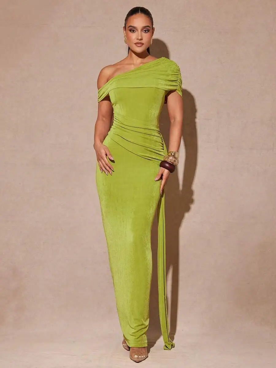 

Женское асимметричное платье лимонно-зеленого цвета на одно плечо с драпировкой и завязками по бокам