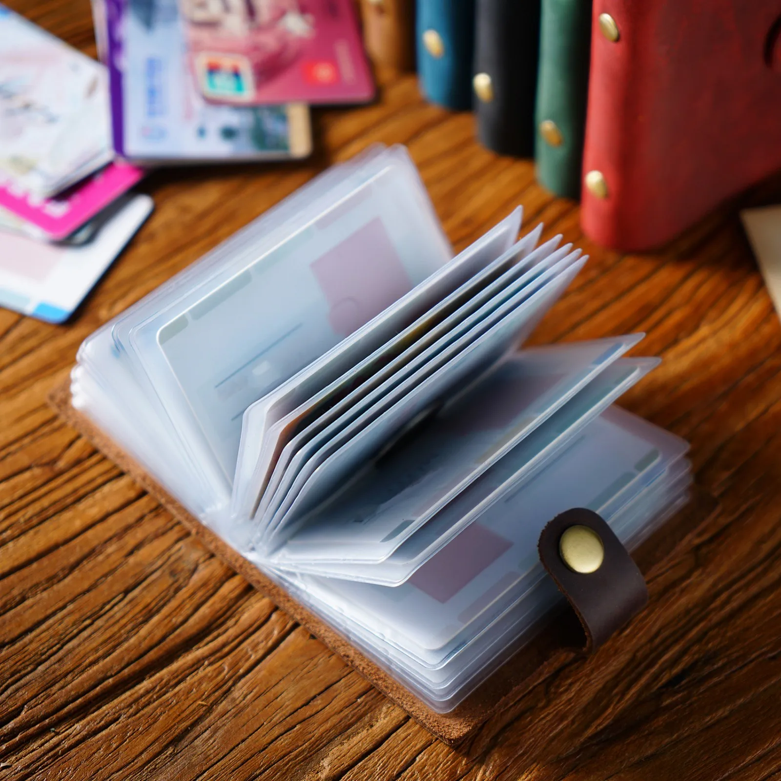 محفظة بطاقات الائتمان الجلدية العتيقة مع 20 فتحة PVC، حافظة حامل بطاقات بسيطة من الجلد الناعم للنساء والرجال مع إغلاق سريع