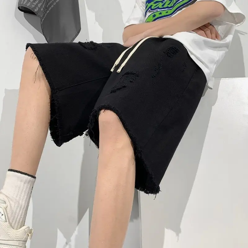 White denim shorts with raw edges and holes for men in summer, American high street trousers, high-end, below-the-knee trousers