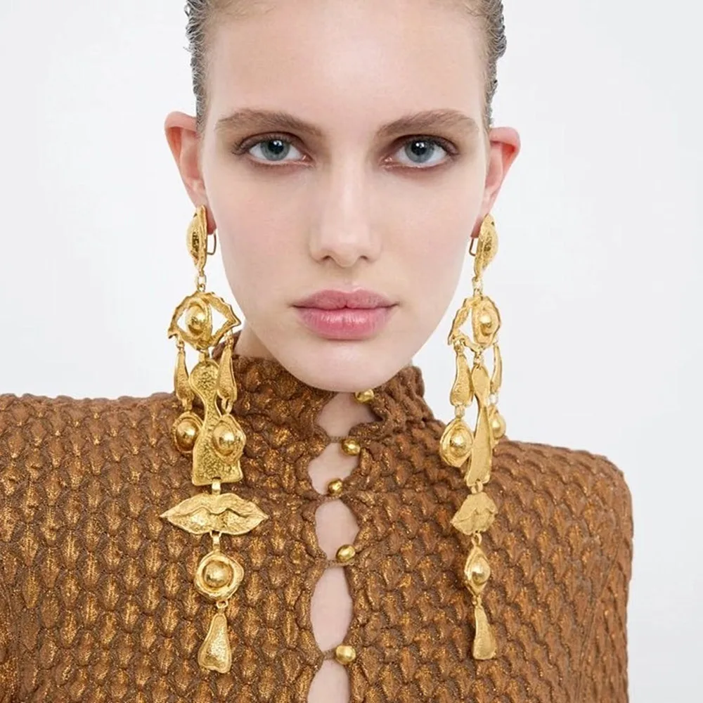 Übertriebene Metall vergoldete Augen Lippen Gesichts baumelnde Ohrringe für Frauen Schmuck Modenschau Statement-Zubehör