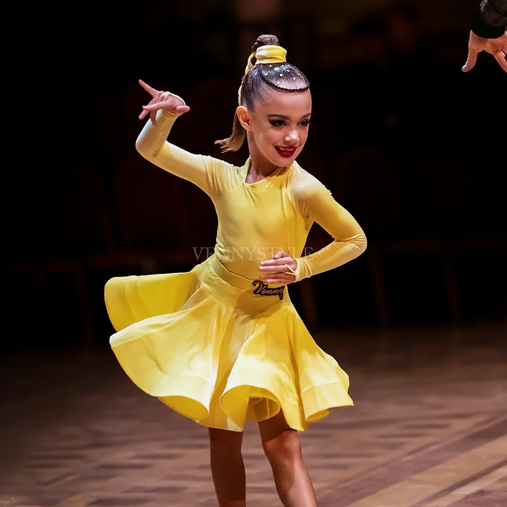 ชุดเต้นลาตินสไตล์เวนนี่สำหรับผู้หญิง ชุดบอลรูมสำหรับการแข่งขันระดับมืออาชีพ ผ้ากำมะหยี่ทรงบอลกาวน์ 3 มิติ สีเหลืองสดใส ชุดแสดงบนเวที ชุดฝึกซ้อม