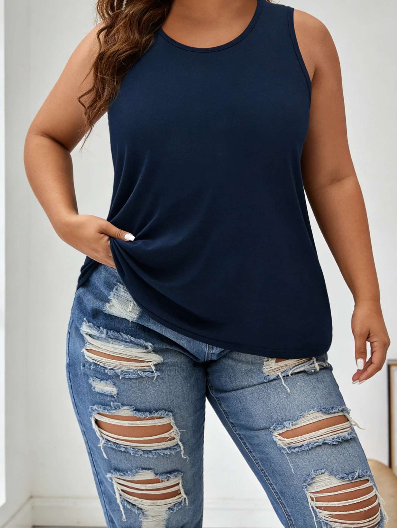 

Large-size women's fashionable casual round-neck sleeveless top, suitable for daily outings and home relaxation