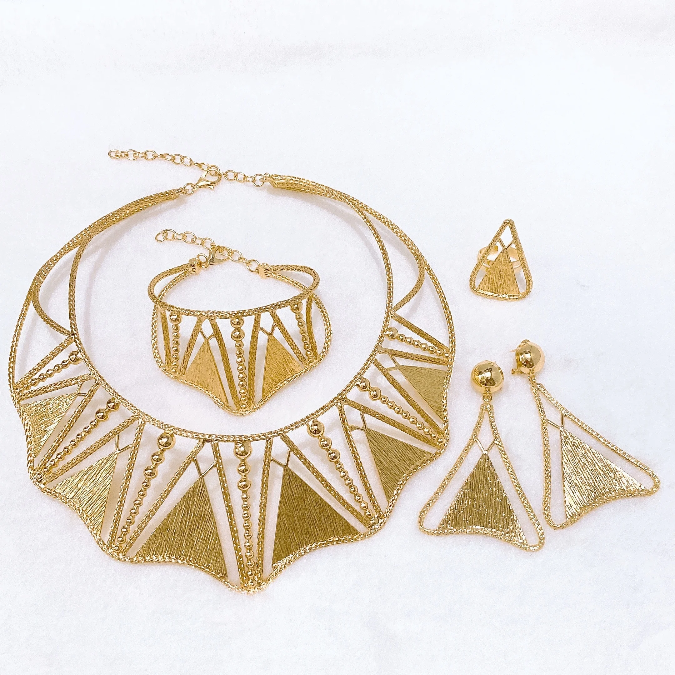 

Italian 18K gold-plated jewelry set, classic design, stylish four-piece jewelry set.