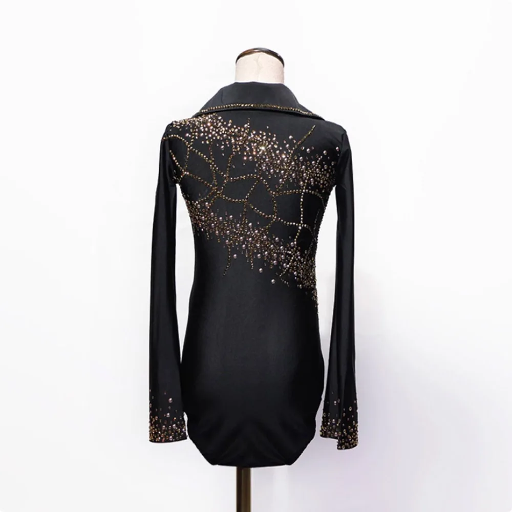 Maßgeschneiderte schwarze Eiskunstlauf-Kostüme für Kinder und Frauen, mit Aufklebern auf den Kostümen für Eiskunstlauf-Auftritte