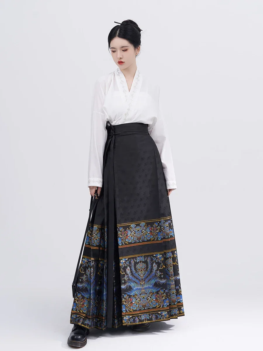 

Original Ming made horse face skirt from the spot weaving company, Hanfu with embellishments of mountains and rivers