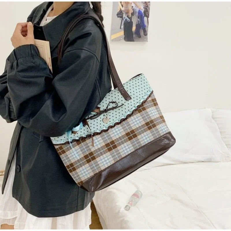 Schultertasche mit Schleife und gepunktetem Gittermuster, Damen-Handtasche mit kariertem Spitzenmuster und kontrastfarbenem Patchwork, niedliche, süße, elegante Tragetasche mit großem Fassungsvermögen – Detail 10