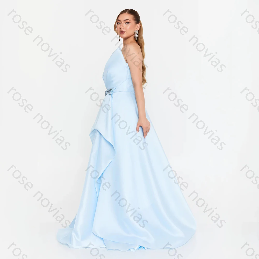 فساتين سهرة عالية الجودة من الساتان بطول الأرض بكتف واحد بدون أكمام فستان حفلة موسيقية كريستال فيستدوس دي فييستا مخصص